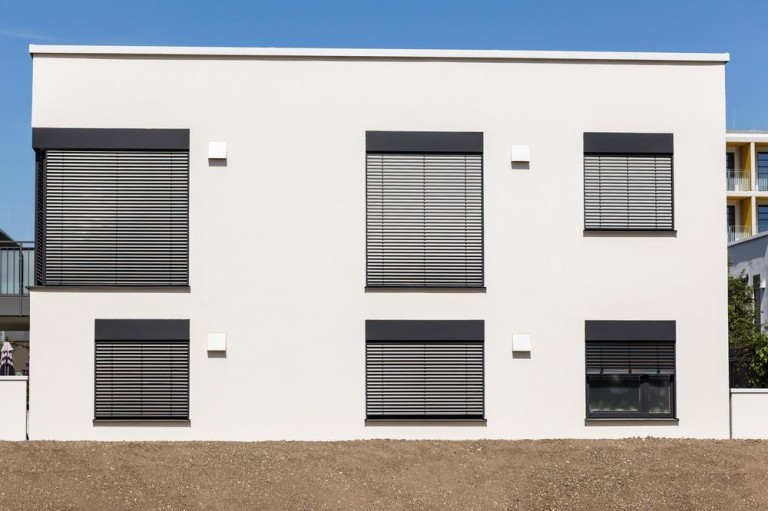 Pose d'une porte de garage : éviter les erreurs courantes