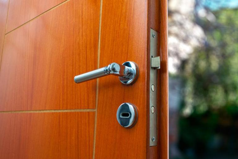Pose d'une porte d'entrée : les étapes clés à connaître
